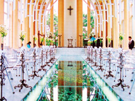 サンタムール教会は純白のドレスが映えるガラス製のバージンロード